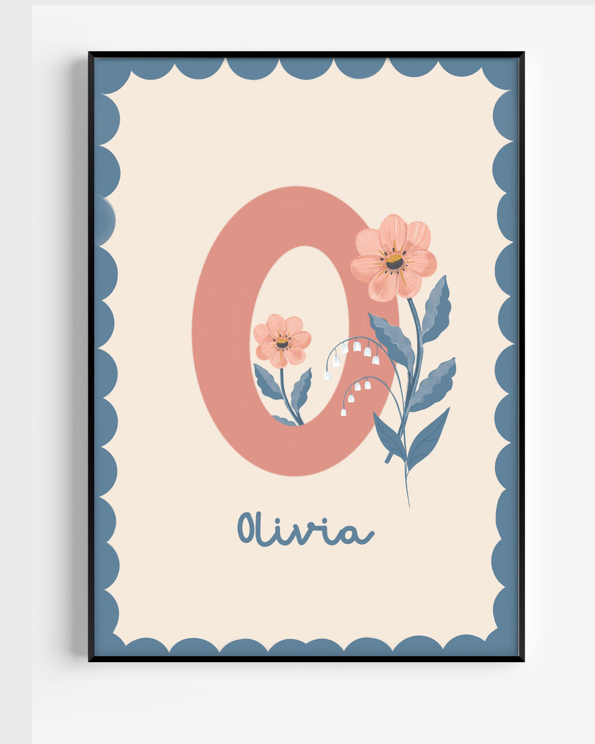 Personlig namnposter med namnet Olivia i blå och beige toner. Gullig handritad barnposter med lekfull design som passar perfekt i barnrummet.