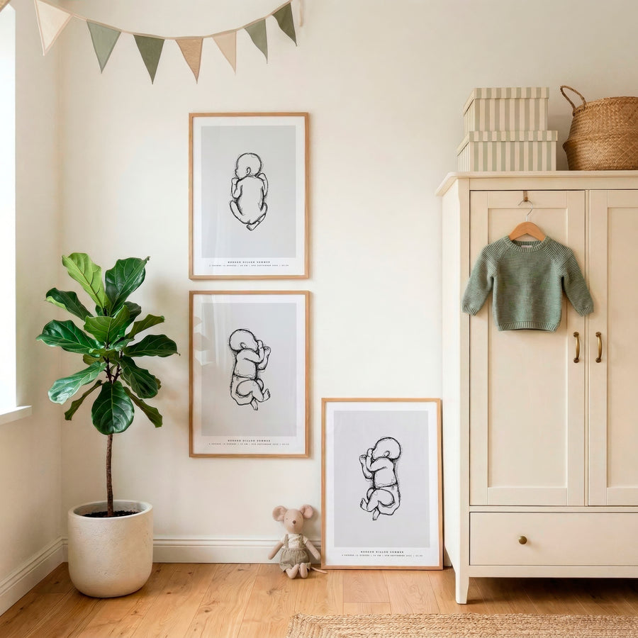 Tre personliga födelsetavlor i ett barnrum med illustrationer i skala 1:1, namn och födelseuppgifter.